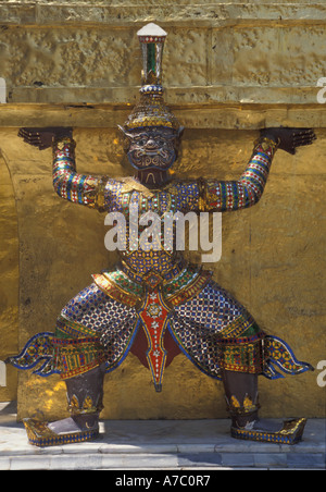 Giganten der Affen auf Basis des goldenen Chedi im Grand Palace, Bangkok Thailand Stockfoto