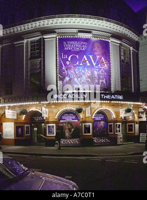 Piccadilly Theatre in der Nacht mit großen anzeigentafel Werbung für aktuelle Show, Ecke von Sherwood Street und Denman Street, London, UK Stockfoto