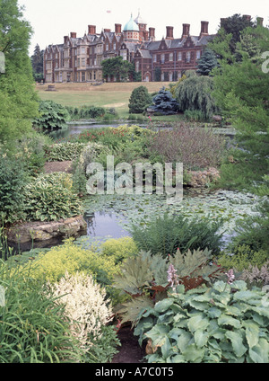 Hintere Höhe das Royal Residence of Sandringham House ist ein denkmalgeschütztes Gebäude aus Landschaftsgärten und dem Teich Norfolk East Anglia England Stockfoto