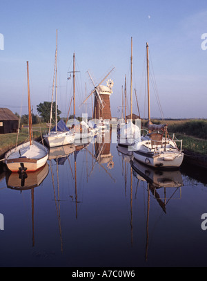 Horsey Staithe Windpumpenentwässerung Windmühle Grad II gelistetes Gebäude auf Broads Wasserstraßen verankerte Boote reflektiert in stillem Wasser Norfolk East Anglia UK Stockfoto