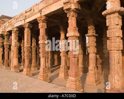 Geschnitzte Säulen im Kreuzgang der Quwwat UI-Islam-Moschee in der Qutb Minar-Komplex. Delhi Indien Asien Stockfoto