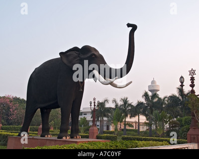 Elefanten-Statue und Chattarpur Hindu-Tempel. Delhi Indien Asien Stockfoto