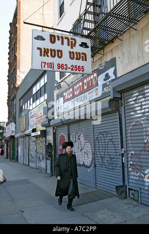 Orthodoxen jüdischen Mann auf der Straße in Williamsburg Brooklyn die Heimat einer großen jüdischen orthodoxen Gemeinschaft Stockfoto