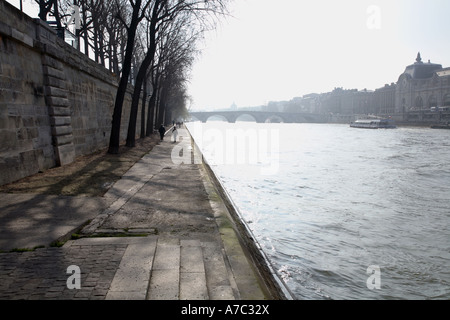 Promenade am Ufer der Seine in der Nähe des Jardin des Tuileries und Les Invalides Paris Frankreich, Europa Stockfoto