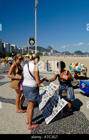 Verkauf von Sonnenbrillen auf dem Strand Copacabana, Rio De Janeiro, Brasilien Stockfoto