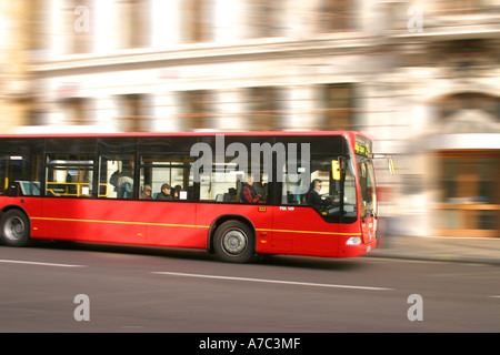 London-Bus mit Fahrgästen Annäherung an Trafalgar Square London Vereinigtes Königreich Stockfoto