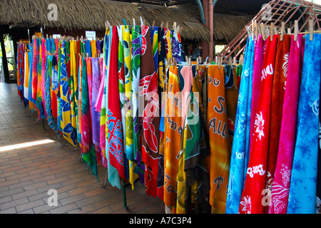 Farbenfrohe Textilien zum Verkauf an der belebten Papeete Markt Tahiti Französisch-Polynesien Stockfoto