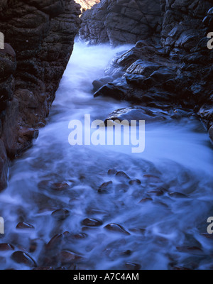 Wellen brechen in eine Schlucht bei Achnahaird Bay, Coigach, Northwest Highlands. Stockfoto