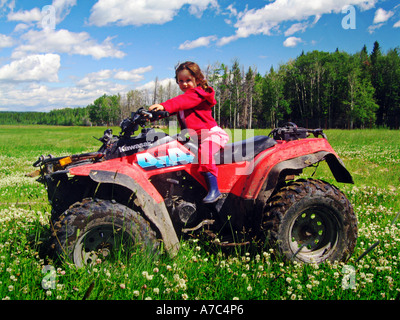 Kind Mädchen Quad Bike auf einer Ranch in Alberta, Kanada Stockfoto