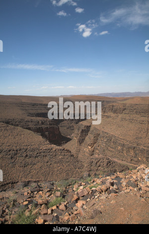 Trockene Wüste Schlucht Atlas-Gebirge, Jebel Sarhro Berge in der Nähe von Tizi-n-Tinififft Pass, Marokko in Nordafrika Stockfoto