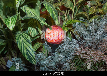 Fragment der Gartendekoration mit leuchtend roten Lampe Philadelphia Flower Show Pennsylvania USA Stockfoto