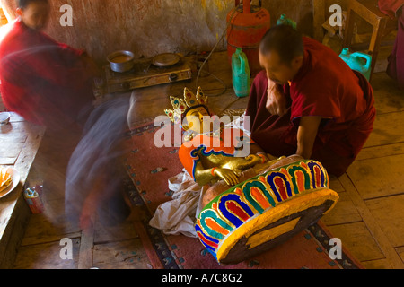 Junger Mönch Paiting ein Buddha im Inneren Thikse Kloster Ladakh indischen Himalaya Stockfoto