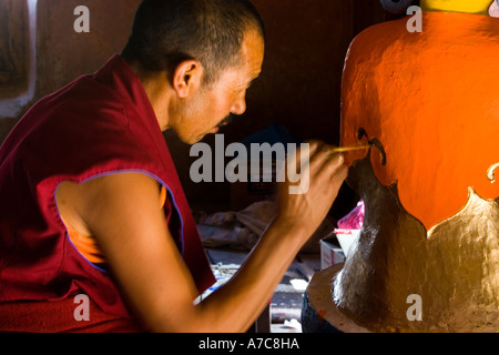 Junger Mönch Paiting ein Buddha im Inneren Thikse Kloster Ladakh indischen Himalaya Stockfoto