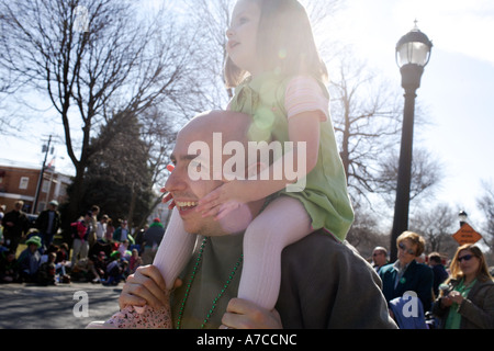 Vater und Tochter genießen eine Parade in Milford, Connecticut, Saint Patricks Day Stockfoto