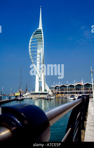 Der Spinnaker Tower 170m Wahrzeichen des Hafens von Portsmouth. Bild von Jim Holden. Stockfoto