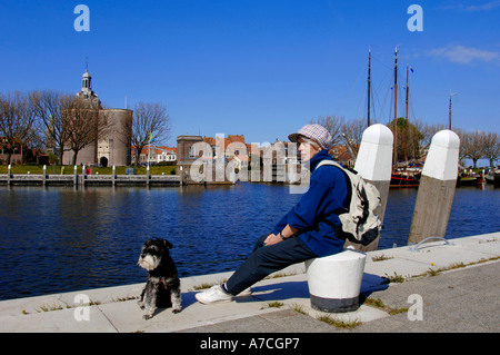 Frau mit Zwergschnauzer Enkhuizen Stockfoto