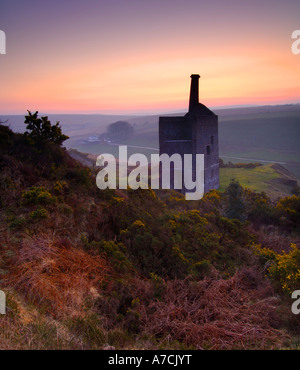 Verlassene mine Motor wheal Betsy in der Nähe von Tavistock mit dem Orange glühen vor Morgengrauen in den Himmel und ein wenig entfernt Sprühnebel Stockfoto