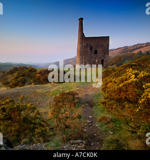 Verlassene mine Motor wheal Betsy in der Nähe von Tavistock durch frühen Morgen Licht beleuchtet mit ein wenig entfernten Nebel im Tal Stockfoto