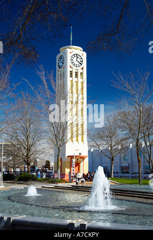 Hastings Stadt quadratische Uhrenturm mit Brunnen Stockfoto