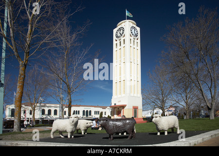 Hastings Stadt quadratische Uhrenturm und Schafe Skulpturen Stockfoto