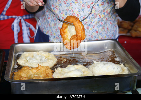 Herstellung Malassadas, ein beliebtes traditionelles Dessert auf den Azoren, Portugal Stockfoto