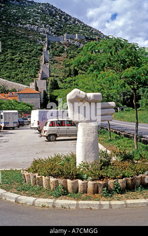 Kroatische Hand Statue und alten Mauern von Ston Kroatien Balkan Europa EU Stockfoto