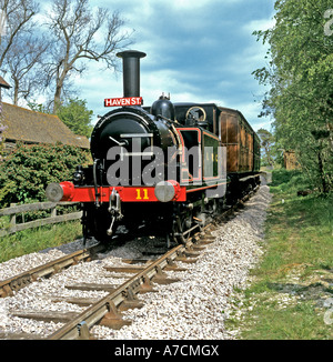 0-6-0 t erhalten arbeiten Dampf Tank locomotive schleppen ein Personenzug am Ashey auf der Isle Of Wight Eisenbahn England UK EU Stockfoto