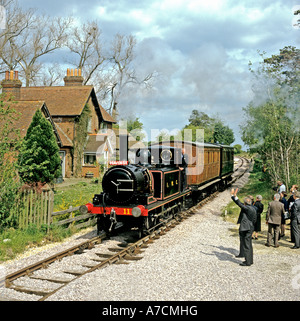 Herrn Shuttleworth auf Fußplatte von 0-6 0 t Dampf Personenzug am Ashey auf der Isle Of Wight Eisenbahn England UK Europa EU Stockfoto