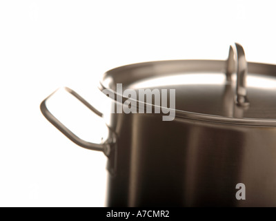 Edelstahltopf mit Deckel auf weißem Hintergrund - Beleuchtung high-key Stockfoto