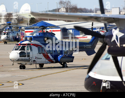 Bristows Hubschrauber, die mit Öl-Arbeiter von Bohrinseln in der Nordsee und Vorbereitung nehmen Sie am Flughafen Aberdeen Stockfoto