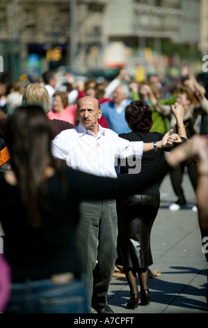 Mann im weißen Hemd, Hand in Hand als er tanzt La Sardana mit anderen Pla De La Seu Barcelona Katalonien Spanien Stockfoto