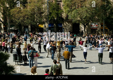 Pla De La Seu Barcelona überfüllt mit Katalanen darstellende La Sardana traditioneller Tanz Spanien Stockfoto