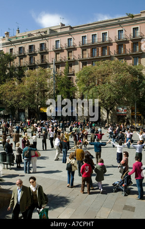 Sonnendurchflutetes Pla De La Seu Barcelona überfüllt mit Katalanen darstellende La Sardana traditionellen zwei Stepp Spanien Stockfoto