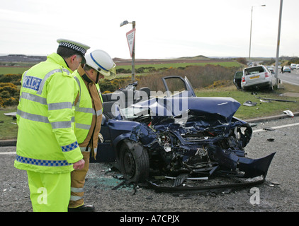 Grampian Polizei und Feuerwehr Offiziere in Szene der schlechten Autounfall auf A90 in Aberdeenshire, Schottland, Großbritannien Stockfoto