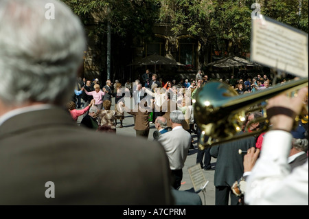 Katalanen tanzen La Sardana traditionellen zweistufigen Pla De La Seu Barcelona Spanien Stockfoto