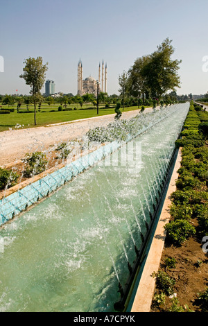 Ziergärten an den Ufern des Flusses Seyhan mit Sabano Merkez Cami Moschee in der Ferne, Adana Stockfoto