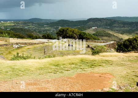 Die eindrucksvollen Blick auf die Nord-östlichen Landschaft aus der alten Royal Artillery Geschützstellungen, Shirley Heights, Antigua Stockfoto