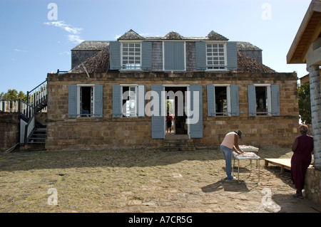 Lokale Händler einrichten Stände an der Rückseite des restaurierten Royal Artillery Wachhaus und The Lookout bei Shirley Heights, Antigua Stockfoto