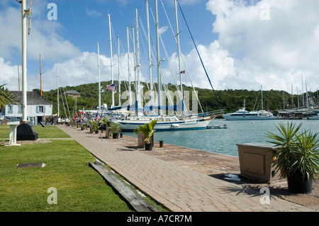 Große Segelschiffe vor Anker am Rosa gepflasterten Kai in den blauen Gewässern der English Harbour, Nelsons Dockyard, Antigua Stockfoto