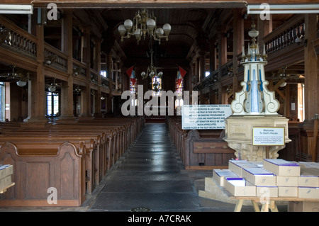 Der Gang führt vom Eingang auf dem Altar in der kühlen Innenraum des St. Johns Cathedral, St. John, Antigua Stockfoto