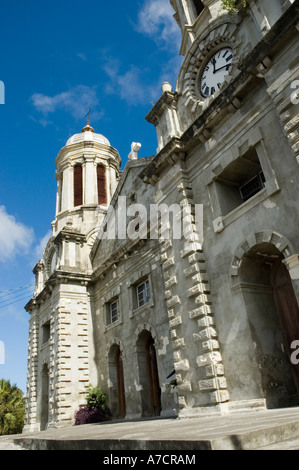 Die imposanten weißen Sandstein-Fassade und barocken Türme wie aus einem seitlichen Eingang in St. Johns Cathedral, St. John, Antigua Stockfoto