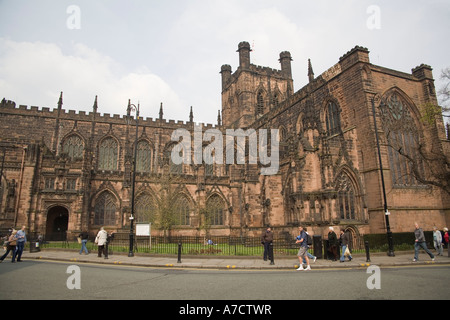 CHESTER CHESHIRE UK April Shopper eilen vorbei an prächtigen Gebäude von Chester Cathedral Stockfoto