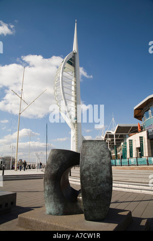 PORTSMOUTH HAMPSHIRE UK April mit Blick auf eine der Skulpturen auf der sanierten Uferpromenade von Gunwharf Quays Stockfoto