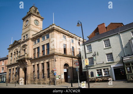 WELSHPOOL POWYS MID WALES UK April Suche entlang der unteren High Street mit dem Rathaus-Gebäude Stockfoto