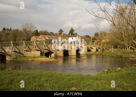 TILFORD SURREY England UK März Blick auf die alten schmalen Lastesel Brücke über den Fluss Wey Stockfoto