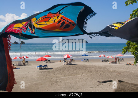 Bunte Palette von wogenden Materialien und Schals auf Manuel Antonio Beach auf zentrale Pazifikküste Costa Rica Mittelamerika Stockfoto