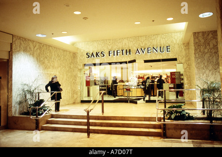 Saks Store Eingang, Fifth Avenue Stockfoto