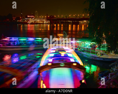 Ausflugsboote auf Nil bei Nacht Stockfoto