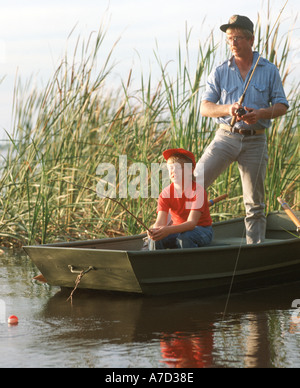 Vater und Sohn von Ruderboot in Florida See angeln Stockfoto