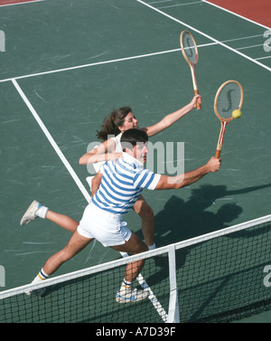 paar Rennen, um einen Aufschlag auf dem Tennisplatz zurück Stockfoto